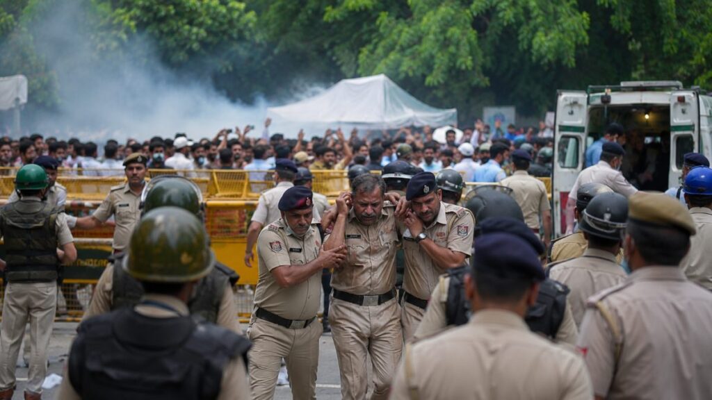 Jantar Mantar Protest के दौरान दिल्ली के जंतर-मंतर पर सुरक्षा व्यवस्था संभालते पुलिसकर्मी और प्रदर्शन स्थल का दृश्य।
